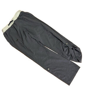 Under armour youth medium shorts / capris lightweight pants in dark grey